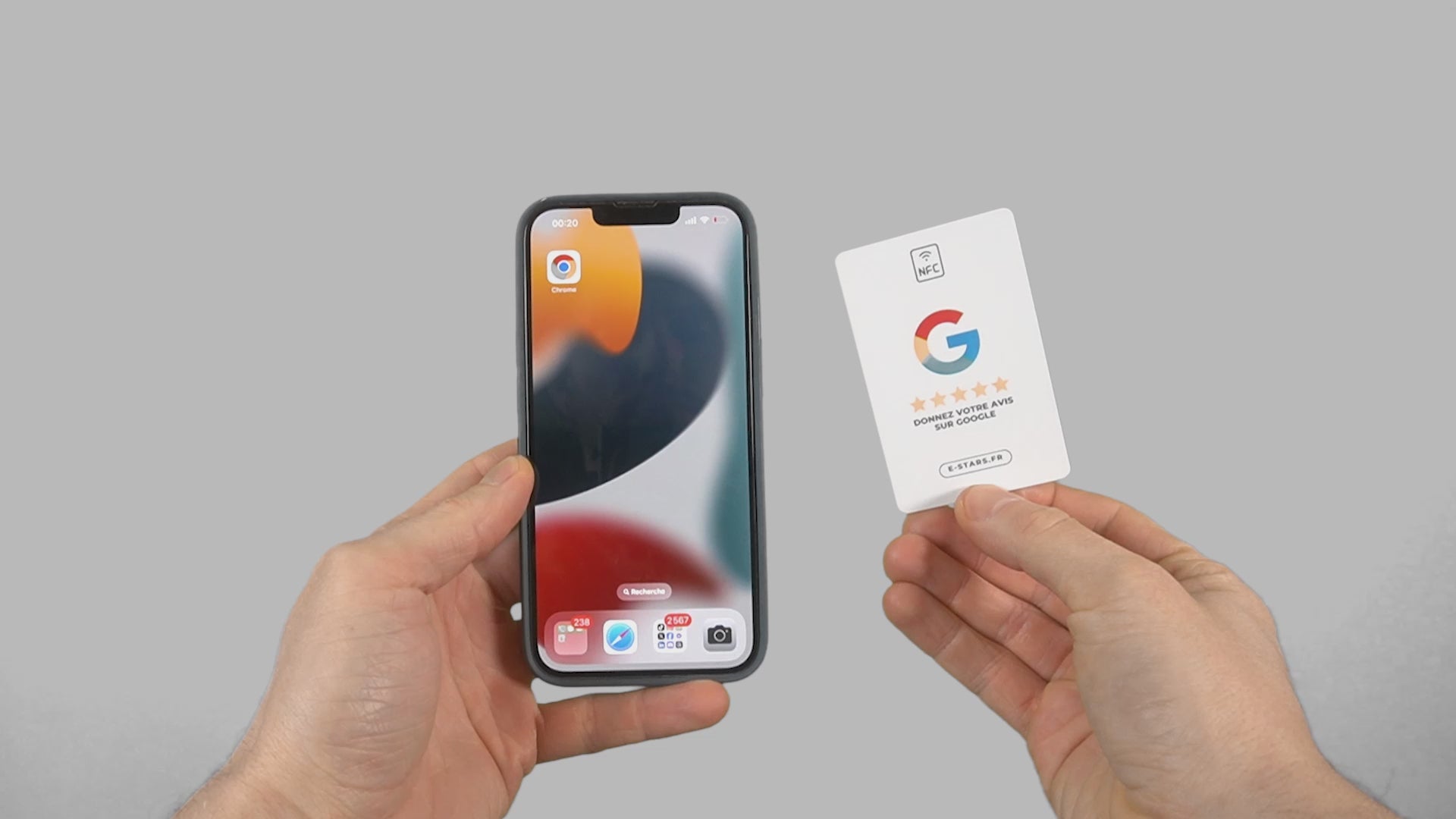 Charger la vidéo : Un téléphone scanne par NFC puis par QR Code une carte d&#39;avis Google et peut ajouter un avis 5 étoiles en moins de 10 secondes